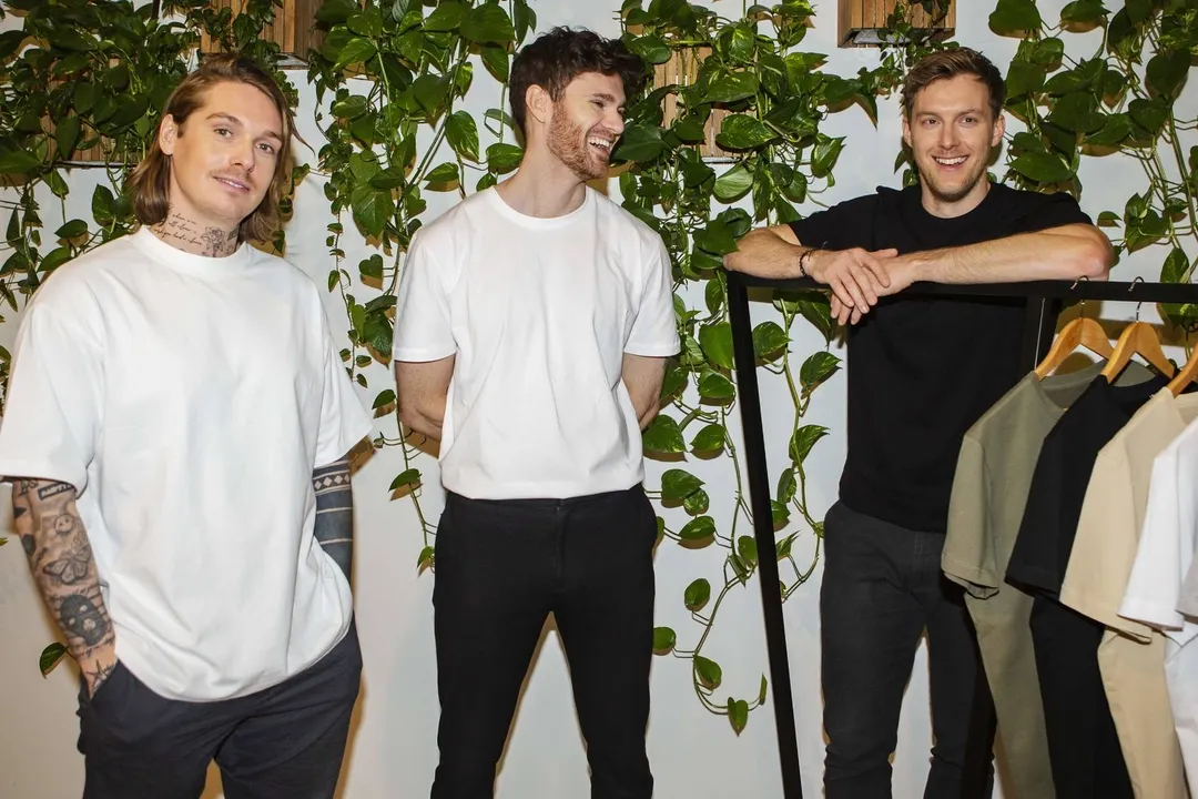 Bare en T-shirt – De 4 musketerer fra løvens hule