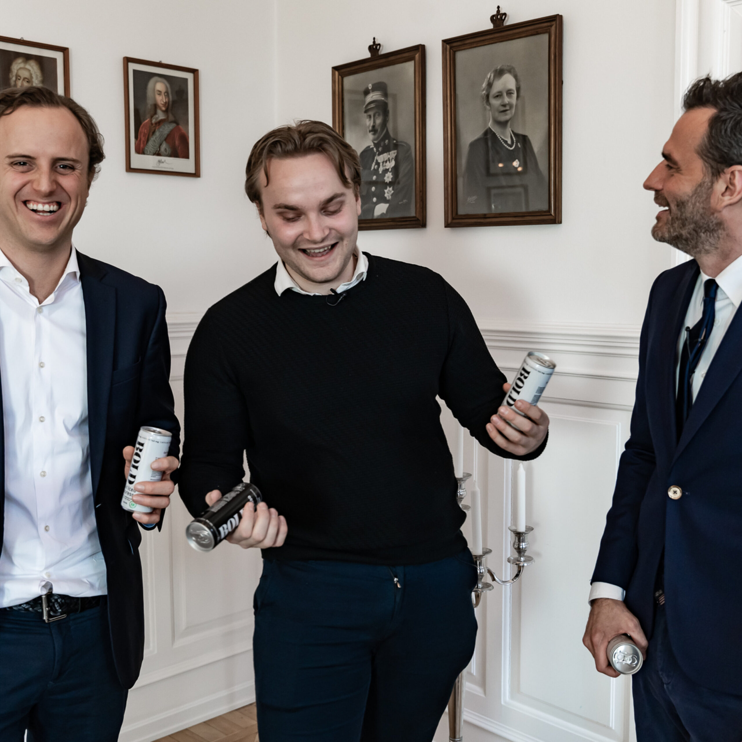 Bold drinks i Løvens Hule Adrian Valentin og Lasse Søkilde Bold drinks i Løvens Hule Adrian Valentin og Lasse Søkilde