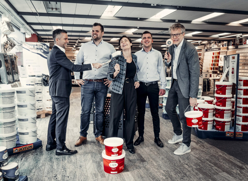 Decofarver stifterne Brian Dennis Jensen og Jesper Laursen sammen med deres nye investorere fra løvens hule Jacob Risgaard, Mia Wagner og Jan Lehrmann