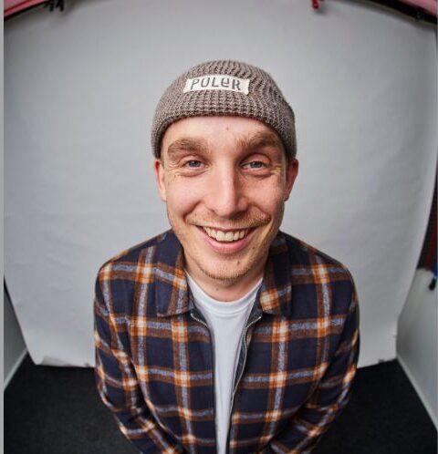 Rahbek Media – “Mine forældre har aldrig givet mig ret i det her, men jeg har i en eller anden grad været familiens sorte får”